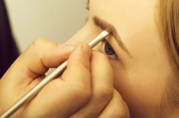 Contorno de cejas en la cara de la mujer con cepillo marrón — Foto de Stock