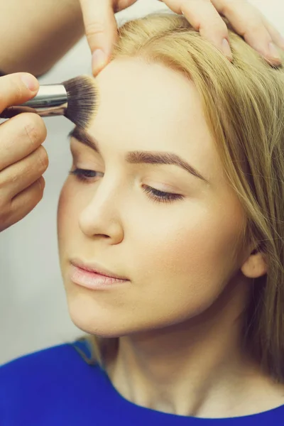 Chica conseguir maquillaje en la cara con pincel de polvo — Foto de Stock