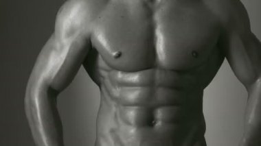 Sporcu, kaslar, sporcu adam, triceps. Atletik beyaz, altı paketi, göğüs kasları, triceps. Güzel erkek torso, AB Steroid, vitamin, protein doping, anabolik, spor. Vücut geliştirmeci, vücut geliştirme.
