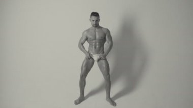 Sporcu, kaslar, sporcu adam, triceps. Atletik beyaz, altı paketi, göğüs kasları, triceps. Güzel erkek torso, AB Steroid, vitamin, protein doping, anabolik, spor. Vücut geliştirmeci, vücut geliştirme.