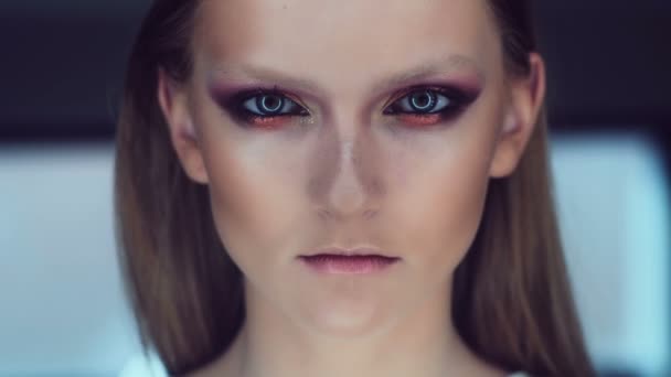 Makyaj Sanatçısı Için Çekici Bir Genç Kadın Makyaj Uygulamak Makyaj — Stok video