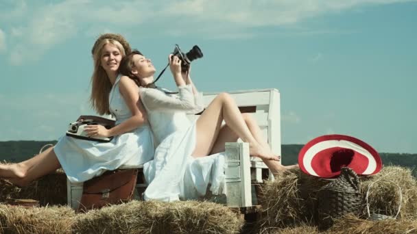 女同性恋夫妇 朋友们在农场放松 年轻夫妇在农场玩得开心 女孩享受夏天 — 图库视频影像