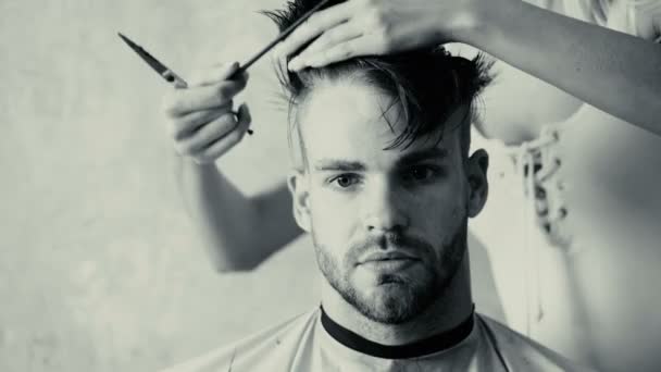 Jeune Homme Dans Concept Service Soins Capillaires Salon Coiffure Super — Video