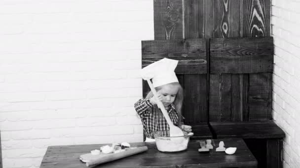 調理チーフ 子供が台所の上で焼きます 料理少年 母の日 息子は 母の日に母のための朝食を作るします 自家製料理 リトル ヘルパー — ストック動画