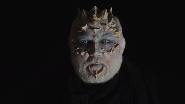 Vieux sorcier. Fantaisie et conte de fées. Magicien. Magicien de l'eau. Alien. Extraterrestre. Monstre surnaturel. Un mage blanc. Mystérieux moine blanc .