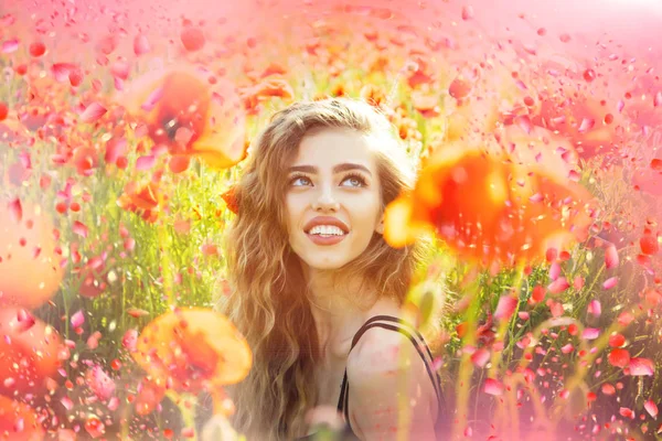 Süßes Mädchen in Frühlingsblumen. Frühlingsblumen auf der Wiese — Stockfoto