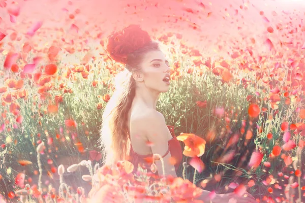 Sexy Mädchen, sommerliche Blumen. Frühlingsblumen. — Stockfoto