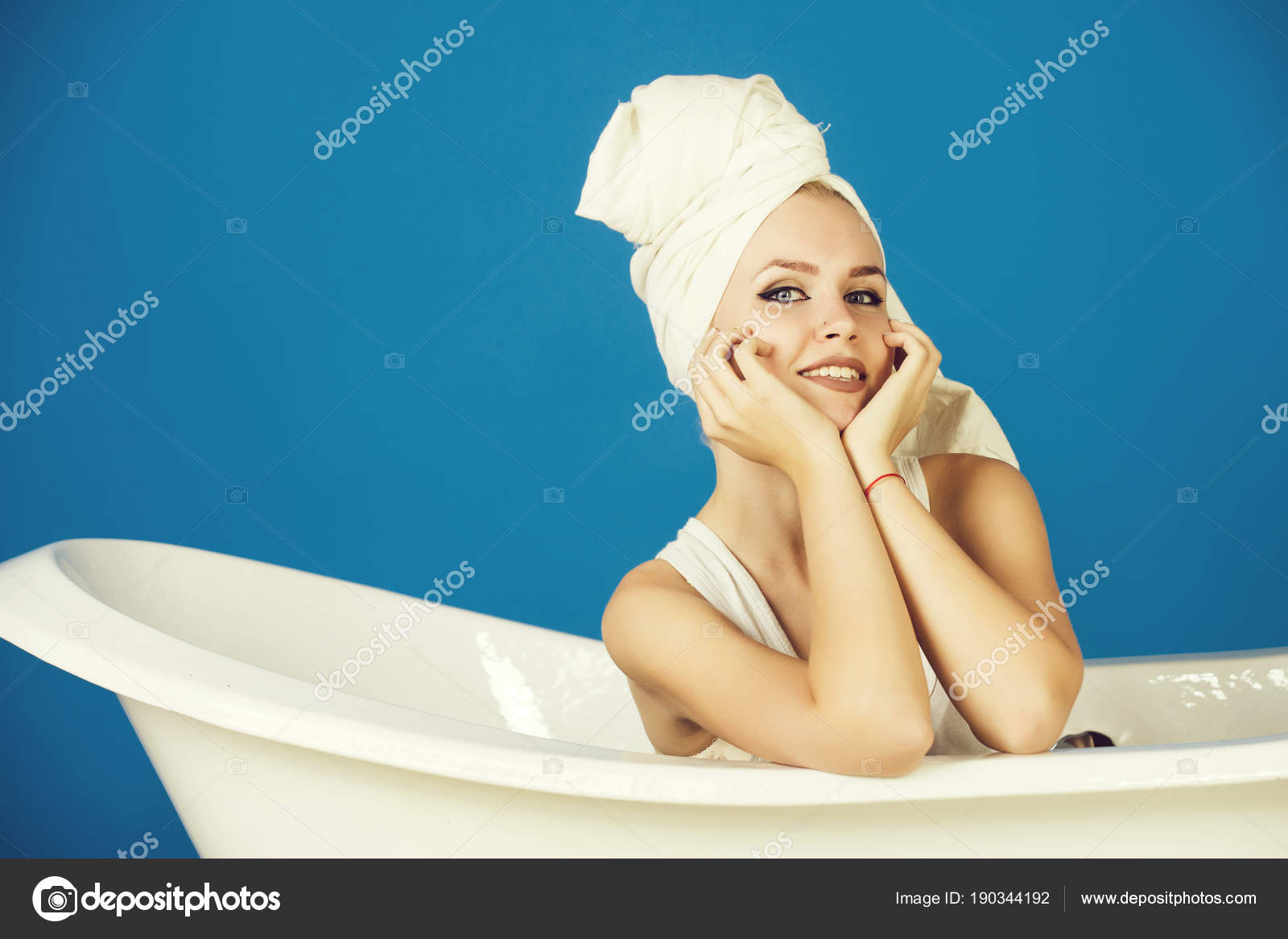 Donna Con Turbante Asciugamano Che Si Siede Nella Vasca Da Bagno Bianca Foto Stock C Tverdohlib Com