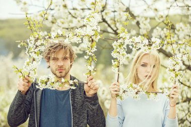 Erkek ve kadın bahar. Spa ve rahatlama. Doğa ve çevre. Kız ve adam kiraz çiçeklenme çerçeve. Çift çiçek çiçek aşık.