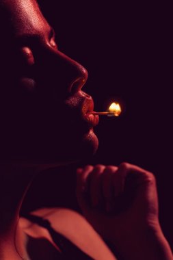 Kız holding kibriti ağzına