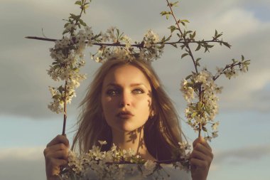 çerçeve çiçek güzel yüzle poz kız