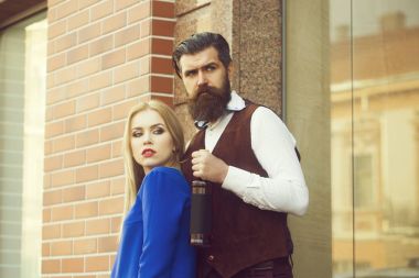 Kız ve adam şişe şarap ile ayakta