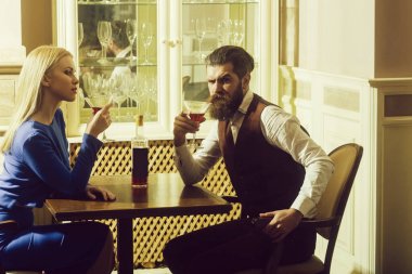 Kadın ve adam martini gözlük içme