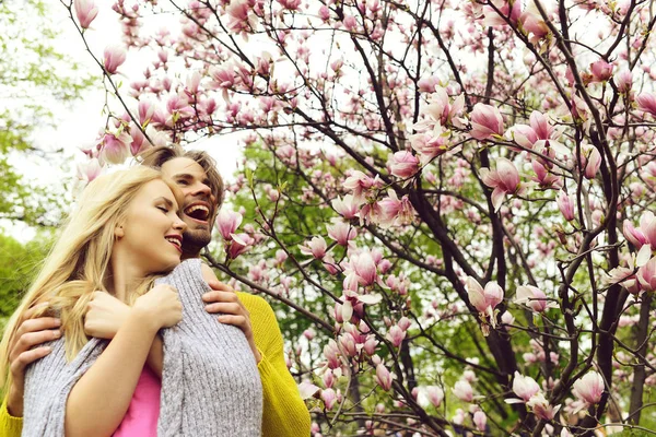 Couple romantique amoureux dans le jardin de printemps à la floraison magnolia — Photo