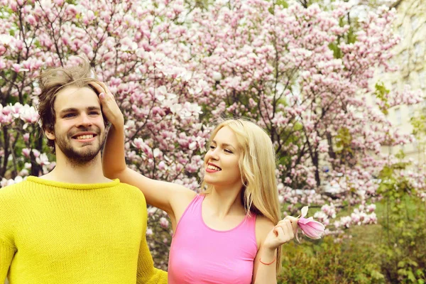 Glückliches verliebtes Paar im Frühling Magnolienblüten — Stockfoto