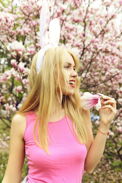 Meisje Bunny Oren Met Magnolia Tak Buurt Van Bloeiende Boom — Stockfoto