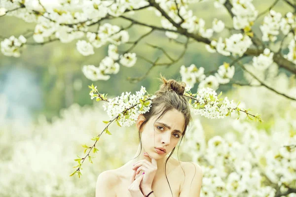 Fleur fleurir dans les cheveux de jolie femme posant avec blanc , — Photo