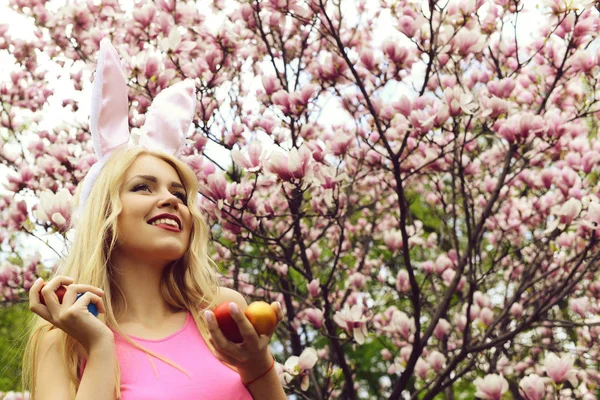 Vrouw Mooi Meisje Glimlachend Met Kleurrijke Eieren Met Roze Bunny — Stockfoto