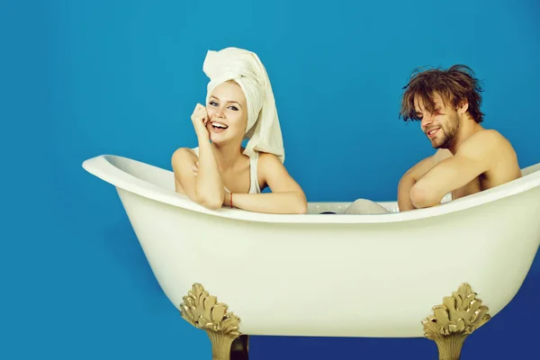 Женщина и счастливый мужчина в ванне, влюбленная пара — стоковое фото