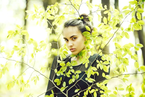Yeşil ağaç yapraklarında gizleme kız — Stok fotoğraf