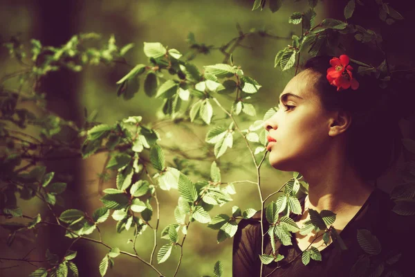 Menina magro atraente na folha na floresta ao ar livre — Fotografia de Stock