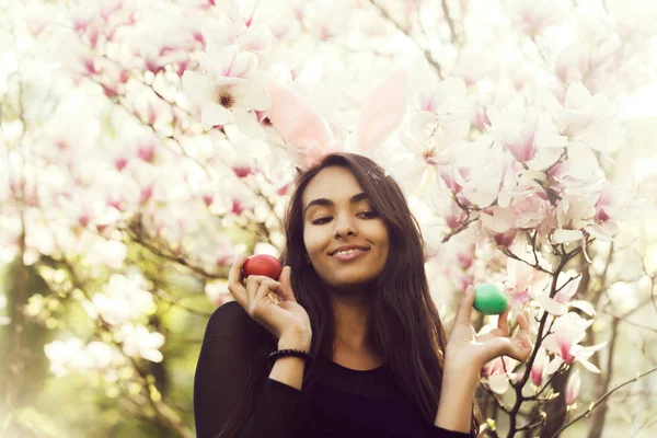 Meisje Met Paasei Bunny Oren Konijn Kostuum Glimlachend Een Lentedag — Stockfoto