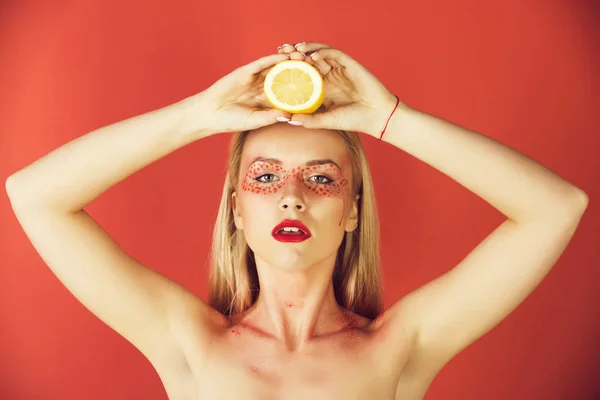 Frau mit kreativem modischen Make-up halten Zitrone, Vitamin — Stockfoto