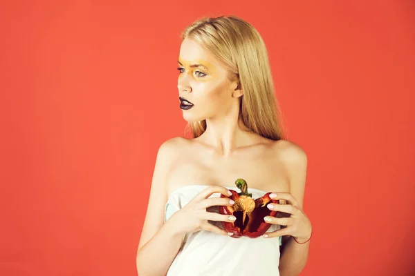 Meisje met creatieve modieuze make-up houden paprika — Stockfoto