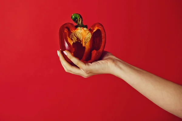 Hand van vrouw houd zoete paprika of paprika, hart — Stockfoto