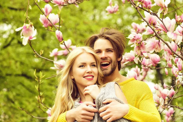 bahar bahçe içinde güzel yeni evli çiftin romantik an