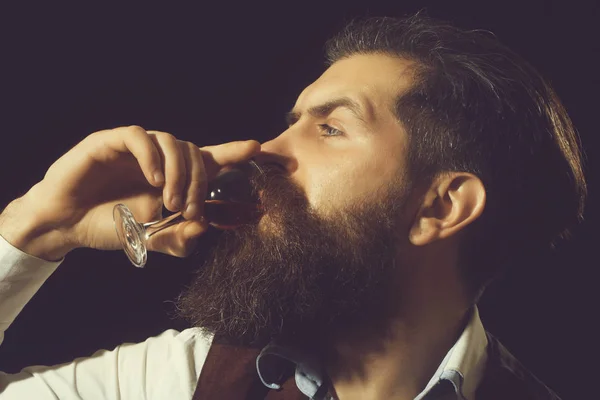 Man med långt skägg och mustasch dricker rött vin — Stockfoto