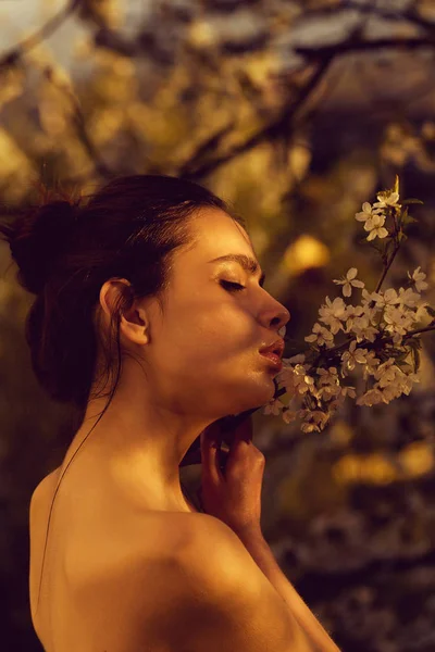 Beleza e natureza, solidão, spa e relaxar, menina — Fotografia de Stock