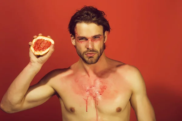 Pomelo en la mano dehombre con maquillaje creativo de moda, vitam — Foto de Stock