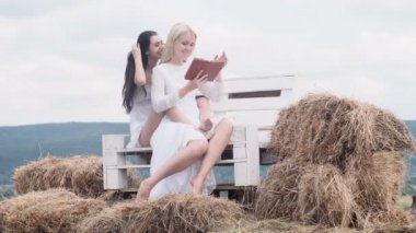 Kızlar eğleniyor. Yaşam tarzı ve insanlar kavramı: iki genç kız arkadaş. Kitap okumak en iyi iki arkadaş. En iyi arkadaş rahatlatıcı.