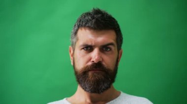 Erkek yüz duygular. Farklı ifadelerle sakallı adam. Genç adamın portre farklı duygular ve jestleri ile. Yakışıklı duygusal adam. Genç adam farklı duygular ifade.