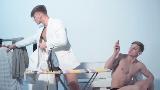 Les Mecs Sortent Ensemble Homme Sans Fille Une Vie Dure — Video