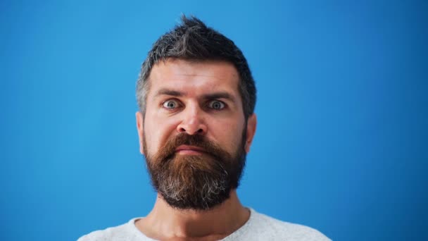 Emociones Faciales Masculinas Hombre Barbudo Con Diferentes Expresiones Retratos Jóvenes — Vídeo de stock