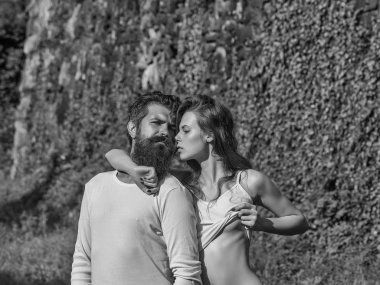 yeşil yaprakları yakınındaki seksi genç Çift