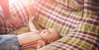 Bebek çocuk kot pantolon askısı ile yalan koltukta