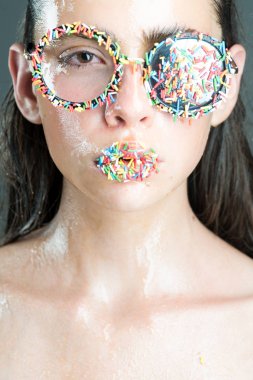 Ruj ve gözlük kız, Sevgililer günü sprinkles. Sprinkles makyaj genç kadınla. Güzellik ve moda model glamour kız. Diyet ve tatlı tatlı, Paskalya. Şeker şeker kiss dudak makyaj.