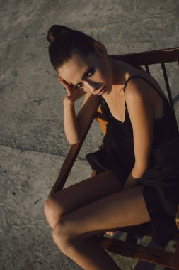 Makyaj yumuşak deri, kadın için Gençlik. Güzellik ve moda kız. Moda şık kız, makyaj trendi görünümünü. Son saatlerinde yanında bulunanlar ve Cilt Bakımı, Kuaför kozmetik. Saç modeli, kadınla bak.