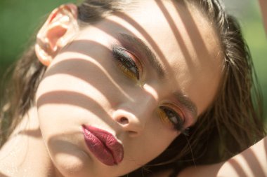 Gölge güneşli, yüzündeki kadınla bak. Moda makyaj, göz ve dudak sima olan kadın. Güzellik model makyaj yüz cilt, Cilt Bakımı ile. Kız Cilt Bakımı, kozmetik ve makyaj