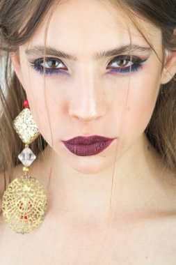 Son saatlerinde yanında bulunanlar ve Cilt Bakımı, Kuaför kozmetik. Makyaj ve takı küpe olan kadın. Güzellik ve Moda Aksesuar kız için. Moda makyaj ile şık kız görünümünü. Kadın yüz zarif makyaj ile.