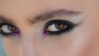 Makyaj yumuşak deri, kadın için Gençlik. Kadın gözü ile bakmak olun. Moda şık kız, makyaj trendi görünümünü. Son saatlerinde yanında bulunanlar ve cilt bakımı kozmetik. Güzellik ve moda kız.