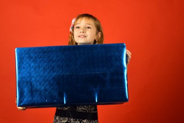 Çocukluk ve mutluluk, hediye kutusu. Mevcut Pack, siber Pazartesi kız çocuk. Alışveriş paketi, siyah Cuma ile küçük kız. Boxing Günü, tatil kutlama ve parti. Doğum günü ve Noel.