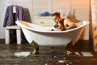 Sakal tıraş sabunla sakallı adam aynaya bak