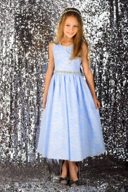 Tatlı küçük bebek kız moda oldukça model sarışın Bayan saç komik çocuk doğum günü partisi eğlenceli çocuk oda stil giyim elbise ayakkabı.