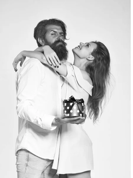 Jovem casal feliz com caixa — Fotografia de Stock