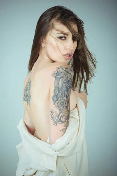 Mooie elegante vrouw met tatoeage — Stockfoto