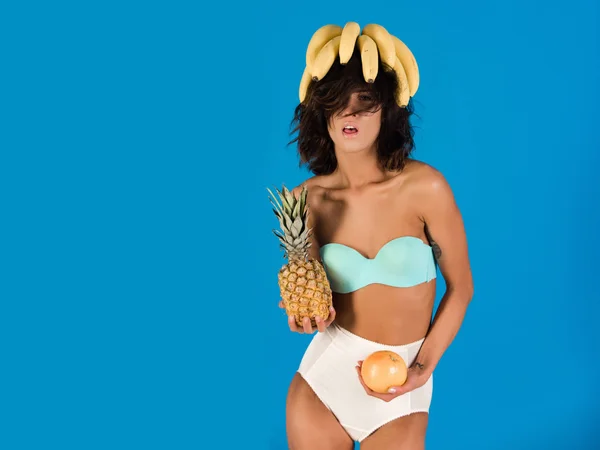 Frutto in mano di ragazza con banana, pompelmo, ananas — Foto Stock